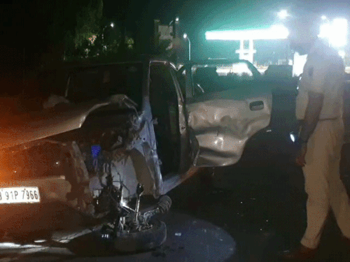 जालंधर हाईवे पर अज्ञात वाहन से टकराई वैगनआर कार:हादसे में मां-बेटी गंभीर रूप से घायल, राहगीरों ने निजी वाहन से पहुंचाया अस्पताल