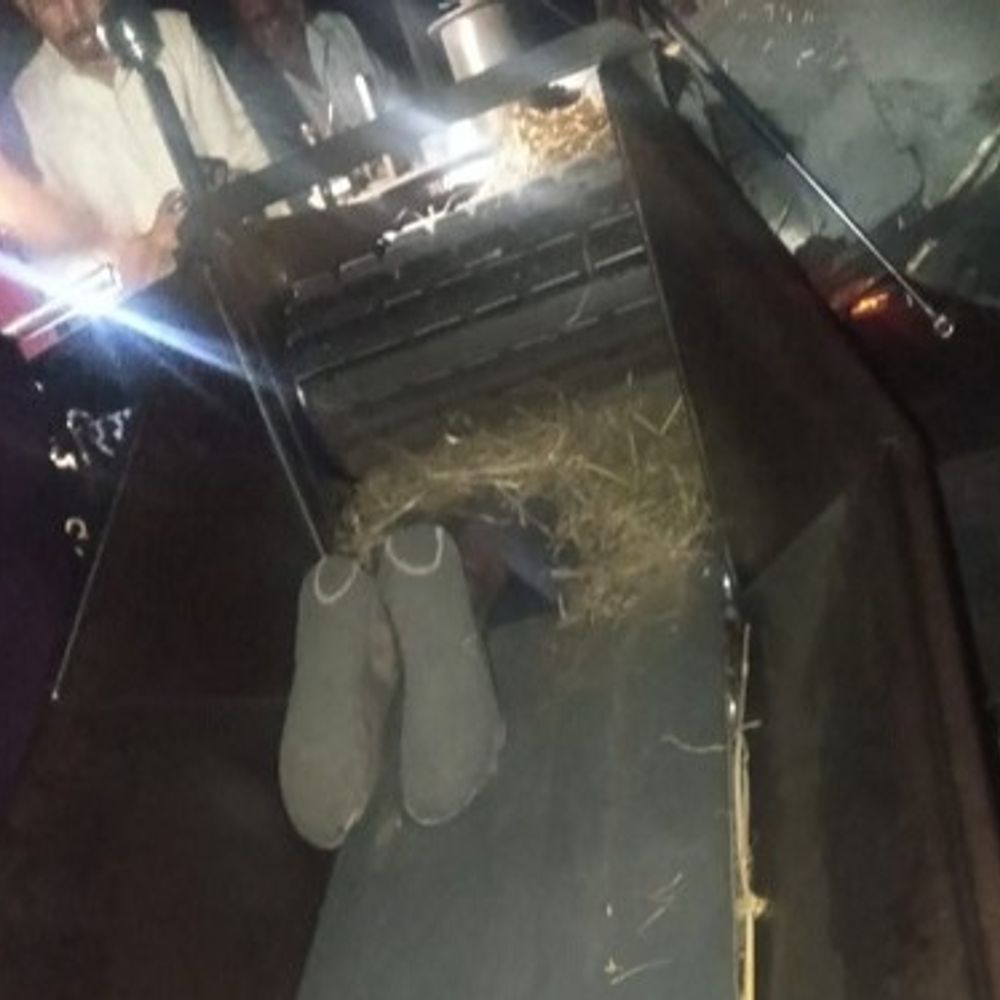 रेवाड़ी में दर्दनाक हादसा, जिंदा किसान थ्रैशर से कटा:गेहूं निकालते समय हाथ आने से हादसा, यूपी पुलिस में कार्यरत बेटा