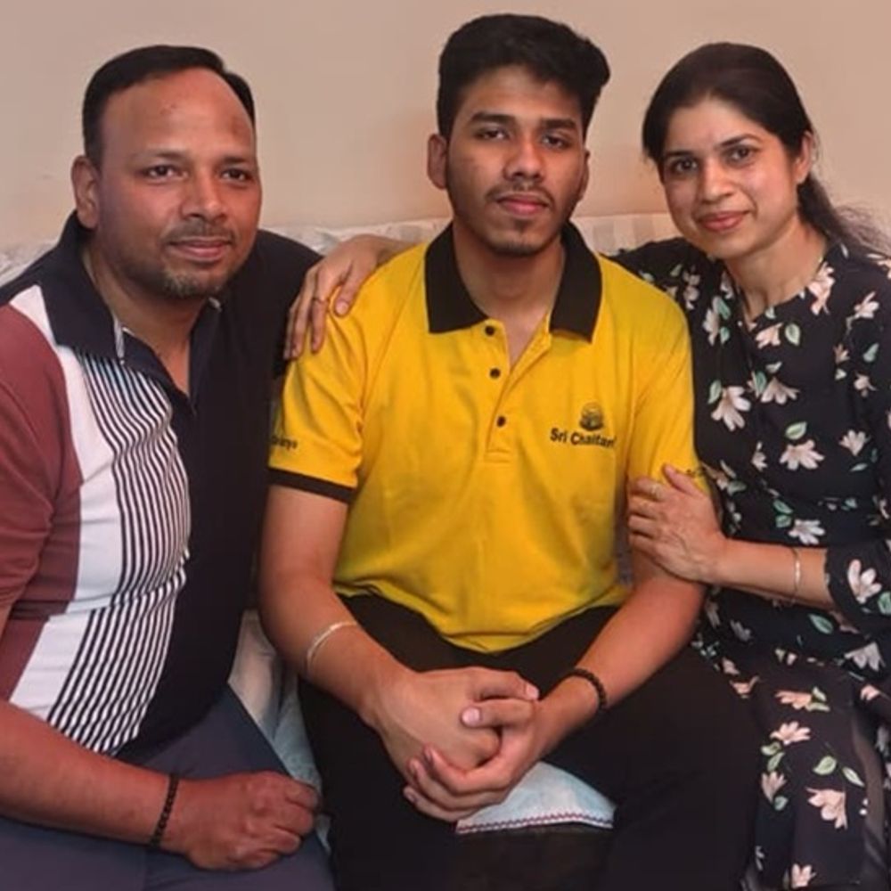 चंडीगढ़ के बेटे का जेईई मेन में 8वां रैंक:बोले- कोचिंग के अलावा 6-8 घंटे सेल्फ स्टडी की, IIT बॉम्बे में दाखिला लेना टारगेट