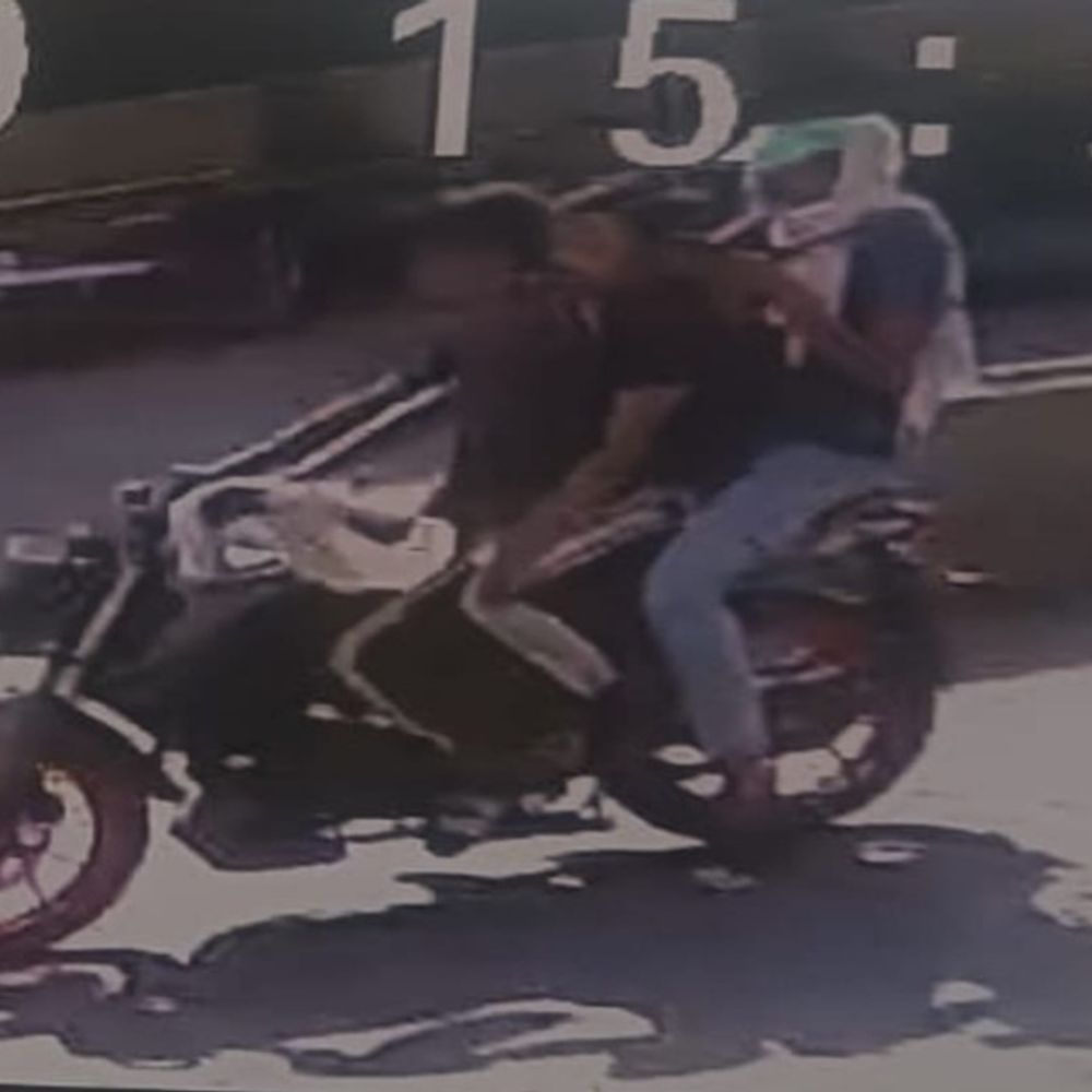 नारनौल में दिनदहाड़े दुकान से 40 हजार रुपये चोरी:सामान लेने के बहाने आए बाइक सवार युवक, एक ने गल्ला साफ कर साथियों संग फरार