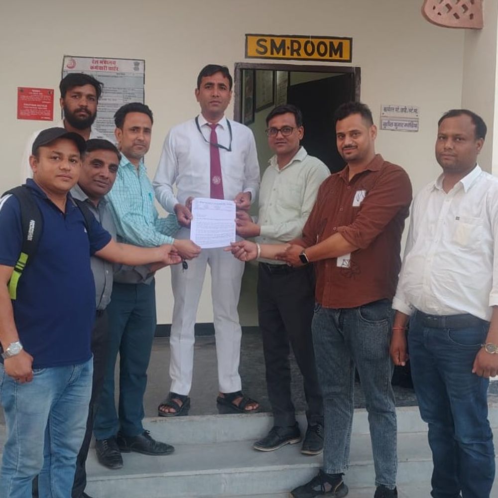 नारनौल में रेल सुविधाएं बढ़ाने की मांग तेज:जयपुर तक नई ट्रेन चलाने को लिखा, कम ट्रेनों से हो रही यात्रियों को परेशानी