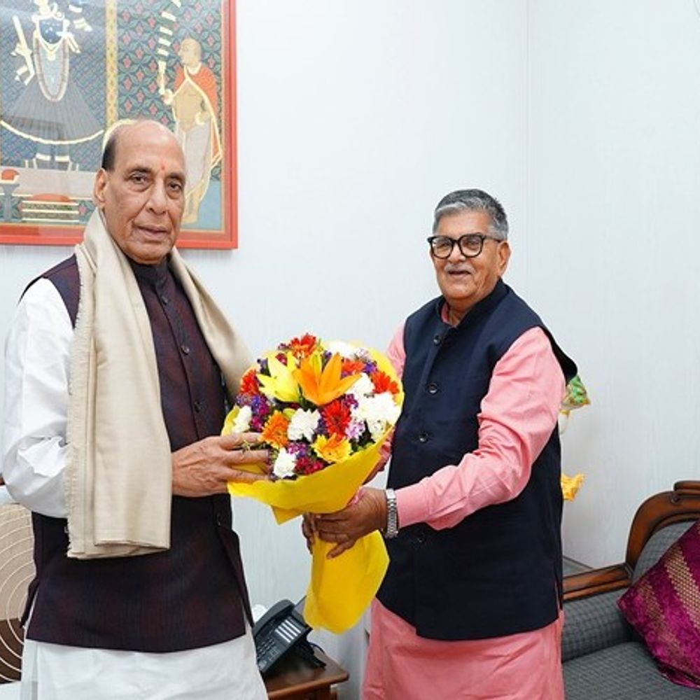 पंजाब के राज्यपाल रक्षा मंत्री से मिले:पंजाब की सुरक्षा और रेल कनेक्टिविटी का उठाया मुद्दा, चंडीगढ़ के विकास पर हुई चर्चा