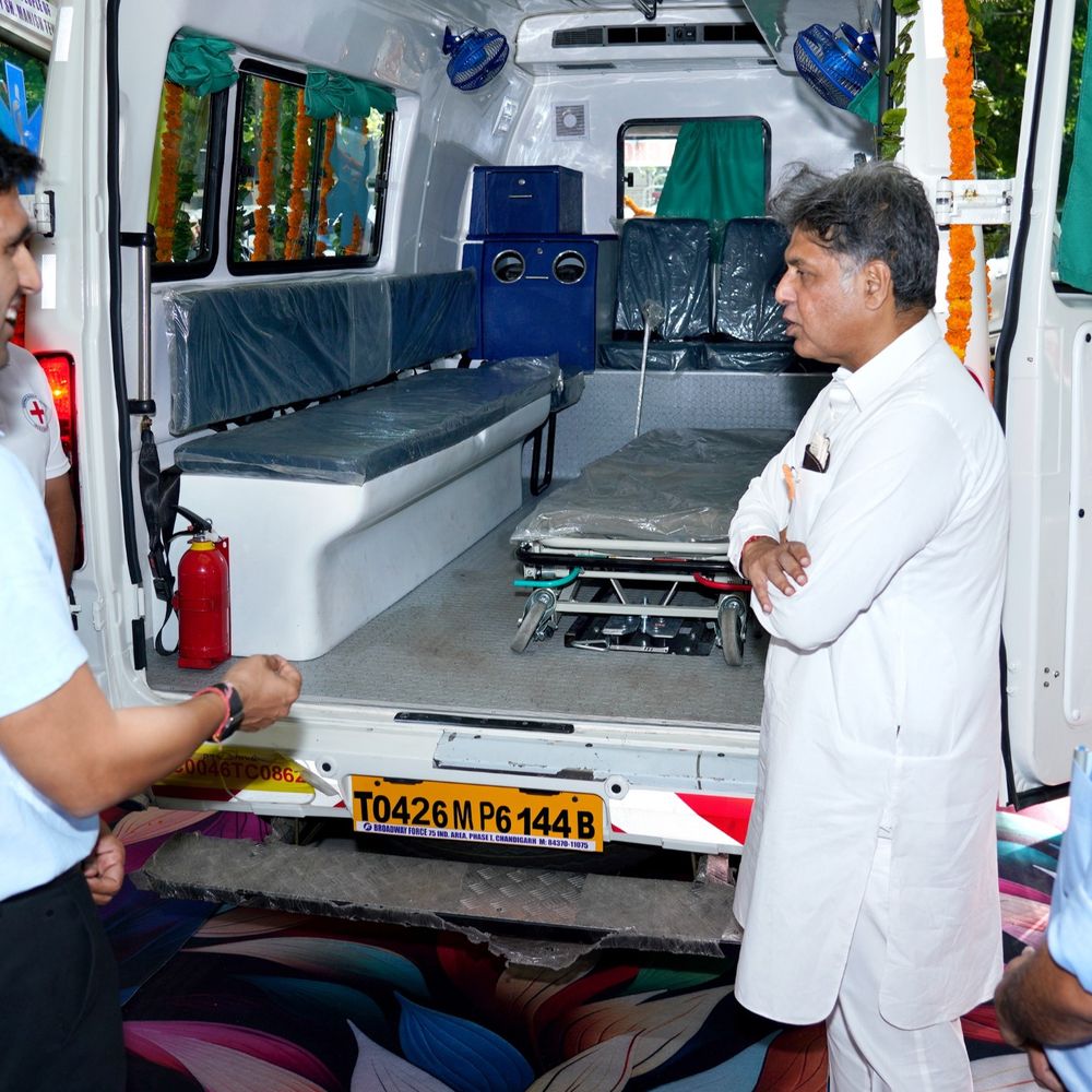 चंडीगढ़ को मिली नई एंबुलेंस:सांसद मनीष तिवारी ने दिखाई हरी झंडी, सांसद बोले लोगों के लिए समर्पित