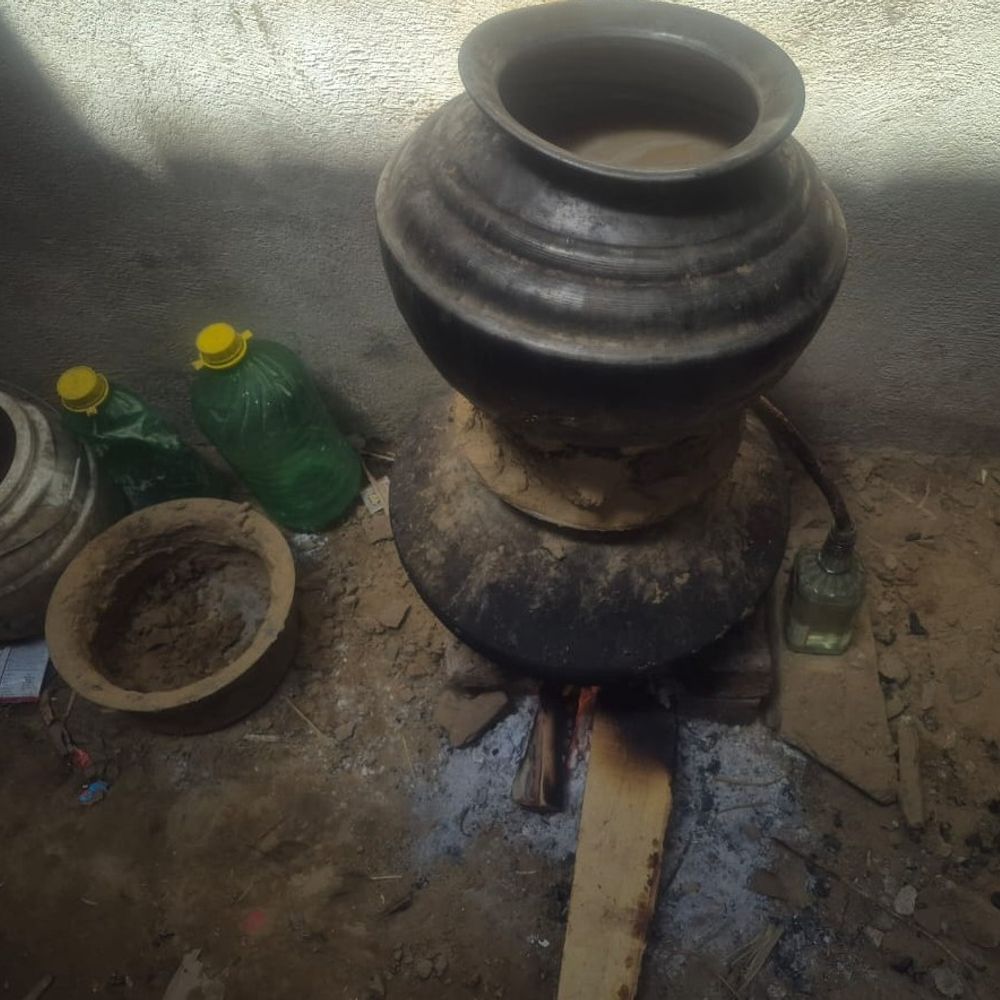 रेवाड़ी में चुनाव के चलते बढ़ी नशे की तस्करी:चलती भट्‌ठी और 237 बोतल देशी शराब व बीयर के साथ 7 आरोपी पकड़े