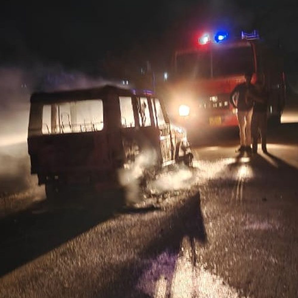 गैंगस्टर महेश सैनी की गाड़ी में लगी आग, जली:जैसलमेर हाइवे पर हरिनगर के पास हादसा, कोई नहीं मिला, पुलिस जांच में जुटी