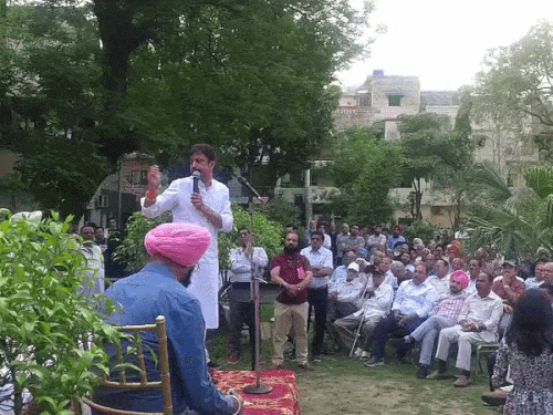 चंडीगढ़ में CHB के खिलाफ में प्रदर्शन:बुलडोजर और नोटिस के खिलाफ लोगों में गुस्सा, पार्षद गाबी के नेतृत्व में बनी सर्वदलीय समिति