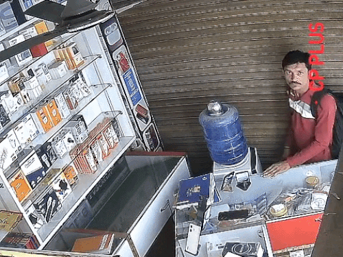 फतेहाबाद में मोबाइल शॉप का ताला तोड़ा:मोबाइल और नकदी चोरी की, जाते टाइम सीसीटीवी देखकर हाथ जोड़ माफी मांगी