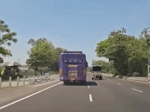 लुधियाना-जालंधर हाईवे पर खटड़ा बस का तांडव:100 की रफ्तार, लाडोवाल फ्लाईओवर पर ऑटो को कट मार डिवाइडर से टकराने से बाल-बाल बची