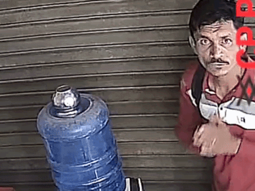 चोरी के बाद हाथ जोड़ने वाला चोर गिरफ्तार:फतेहाबाद में मोबाइल शॉप में घुसा था; आदमपुर निवासी आरोपी पर पहले से 3 केस