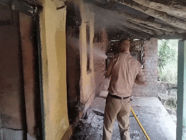 पठानकोट में घर में आग से घरेलू सामान राख:मकान मालिक इलाज कराने गया था जालंधर; फायर ब्रिगेड ने मशक्कत से पाया काबू