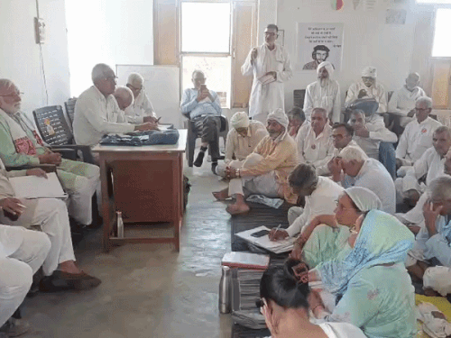 आज भिवानी अनाज मंडी में किया जाएगा घेराव:किसान सभा का फैसला, फसल खरीद शर्तों का किया जा रहा विरोध, वापसी के लिए धरना प्रदर्शन