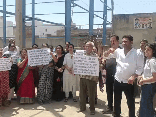 भिवानी में कॉमर्शियल निर्माण को लेकर विवाद:कॉलोनी में विरोध प्रदर्शन, अधिकारियों को दी गई बार-बार शिकायत, दोनों तरफ से एक-दूसरे पर आरोप प्रत्यारोप