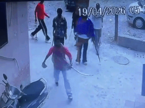 जालंधर में शादी वाले घर पर तलवारों-ईंटों से हमला:DJ पर हिंदी-पंजाबी गीत की डिमांड पर विवाद, तलवारें लेकर पहुंचे, CCTV में कैद