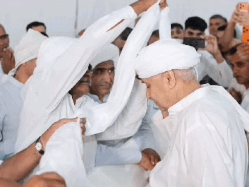 महम चौबीसी ने धनाना में रामपाल को किया सम्मानित:रोहतक में सत्संग करने की मांगी अनुमति, पगड़ी पहनाकर किया सम्मान