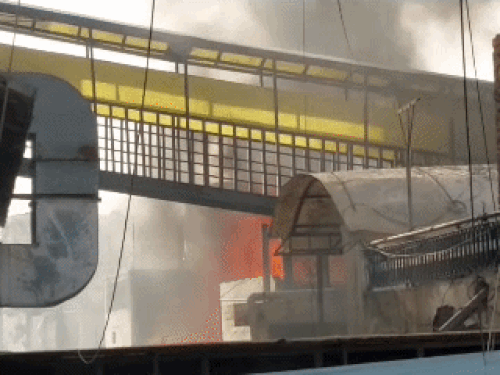 रोहतक में कैफे में लगी आग, सिलेंडर में ब्लास्ट:कई दुकानों के टूटे शीशे, ग्राहकों ने भाग कर बचाई जान; अस्पताल के मरीज भी शिफ्ट कराए