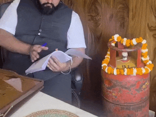 गैस सिलेंडर बुकिंग में देरी पर हाईकोर्ट सख्त:केंद्र सरकार को नोटिस, वकील ने फूलमाला डाल चेंबर में रखा खाली सिलेंडर