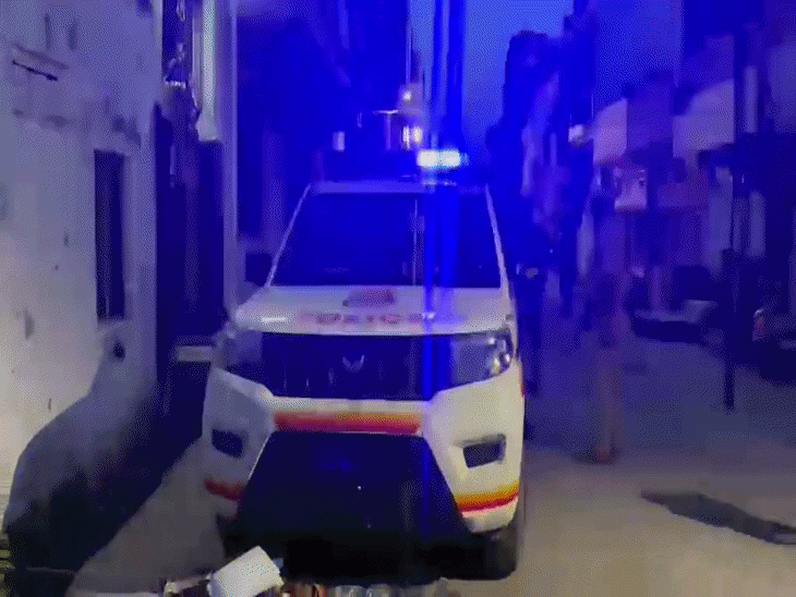 पठानकोट में हेरोइन-ड्रग मनी सहित 3 अरेस्ट:घर में नशा करने के लिए लाए थे हेरोइन; सप्लायर पुलिस को चकमा देकर फरार