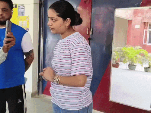 जालंधर में थाने पहुंची नूरा सिस्टर की मां और बहन:रितु नूरा ने उस्मान मीर के खिलाफ दी शिकायत, पुलिस कार्रवाई की मांग