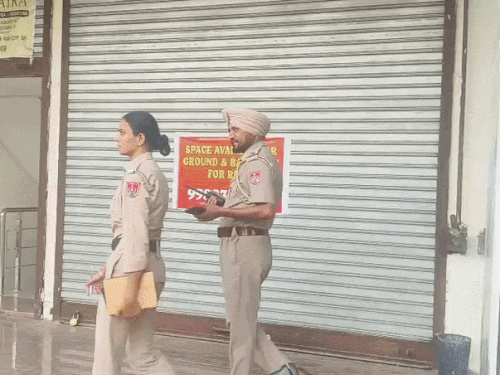 जालंधर के स्पा सेंटर में पुलिस की रेड:विदेशी लड़कियों से देह व्यापार करवाने का आरोप; आपत्तिजनक सामान-नशा बरामद