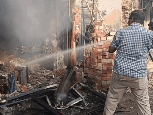 पानीपत में AC रिपेयरिंग की दुकान में आग लगी:कई धमाके हुए, अंदर रखे थे सिलेंडर; लाखों का सामान जला, शॉर्ट सर्किट की आशंका