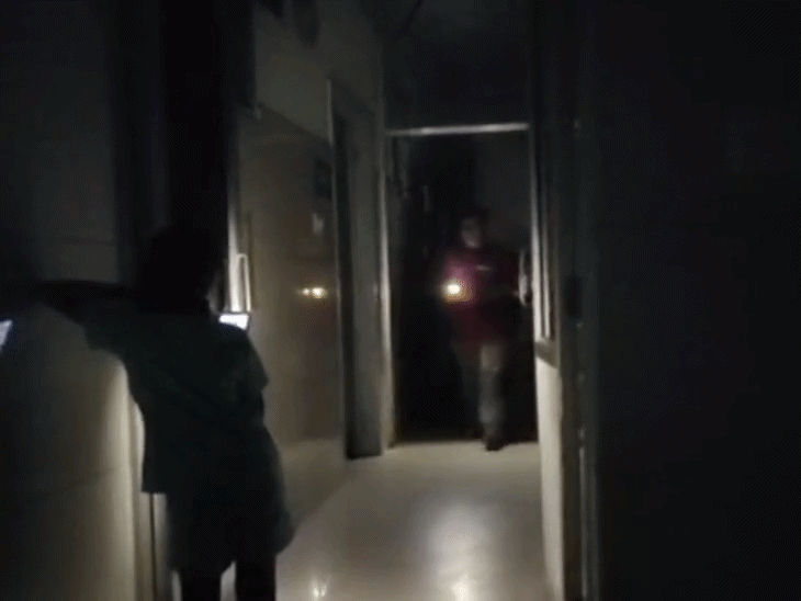 पठानकोट में 40 डिग्री तापमान में अघोषित ब्लैक आउट:शनिवार शाम से रविवार सुबह तक 10 घंटे बिजली रही गुल, गर्मी का डबल अटैक, वाटर सप्लाई प्रभावित, पूरी रात लोग रहे परेशान