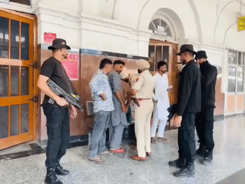 अमृतसर में पुलिस और SOG की छापेमारी:चप्पे-चप्पे पर बढ़ाई निगरानी, लोगों से संदिग्ध गतिविधियों की सूचना देने की अपील