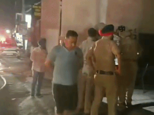जालंधर के मॉडल हाउस में लगी आग:गुरु कृपा फर्नीचर हाउस की तीसरी मंजिल पर शॉर्ट सर्किट से लगी आग, छह गाड़ियों ने पाया काबू