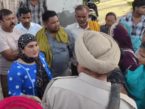 दुल्हन की विदाई से पहले दीवार फांदकर दूल्हा फरार:फाजिल्का पुलिस लेकर मंडप में पहुंच गई पहली पत्नी; बिचौलिया धोखेबाज निकला