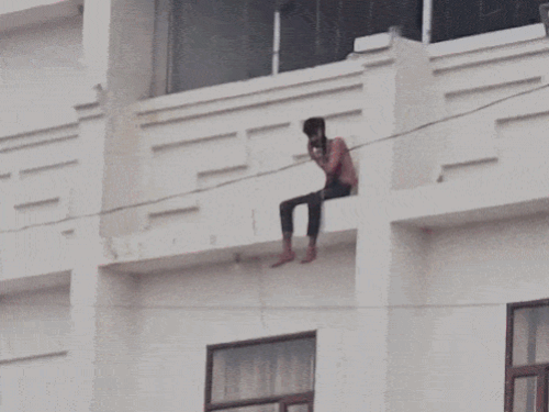 नशे में धुत्त युवक होटल की तीसरी मंजिल पर चढ़ा:नारनौल में नीचे कूदने की कोशिश, 3 दोस्तों ने रूम बुक किया, पुलिस ने उतारा