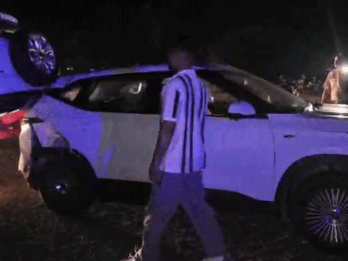 जालंधर-लुधियाना हाईवे पर सड़क हादसा:डिवाइडर से टकराकते हुए ईकोस्पोर्ट कार आगे चल रही कीया सेल्टोस पर चढ़ी, बाल-बाल बची दोनों चालकों की जान।