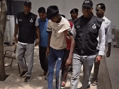 भिवानी पुलिस ने पकड़े मर्डर के आरोपी:शादी में शामिल होने आए उत्तराखंड के व्यक्ति की पीट-पीटकर की थी हत्या, डंडे बरामद