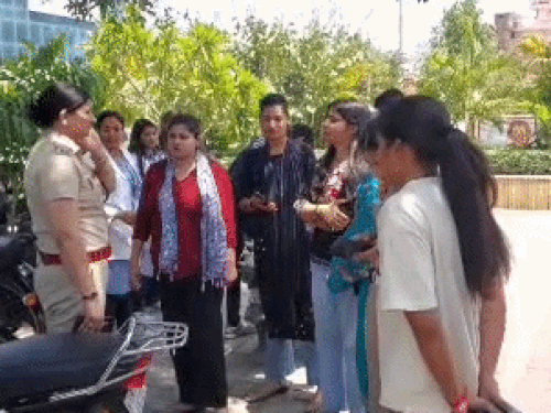 रोहतक की बाबा मस्तनाथ यूनिवर्सिटी में महिला पुलिस का छापा:लड़कियों को तंग करने वालों पर कार्रवाई, बाहरी युवकों को दी चेतावनी