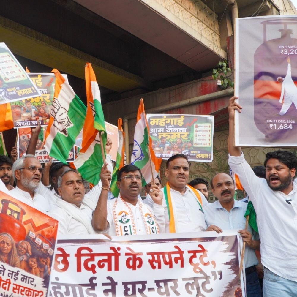 घरौंडा में कांग्रेस कार्यकर्ताओं का प्रदर्शन:कॉमर्शियल गैस सिलेंडर के रेट बढ़ाने का विरोध, बोले- बढ़ोत्तरी वापस ले केंद्र, होगा बड़ा आंदोलन