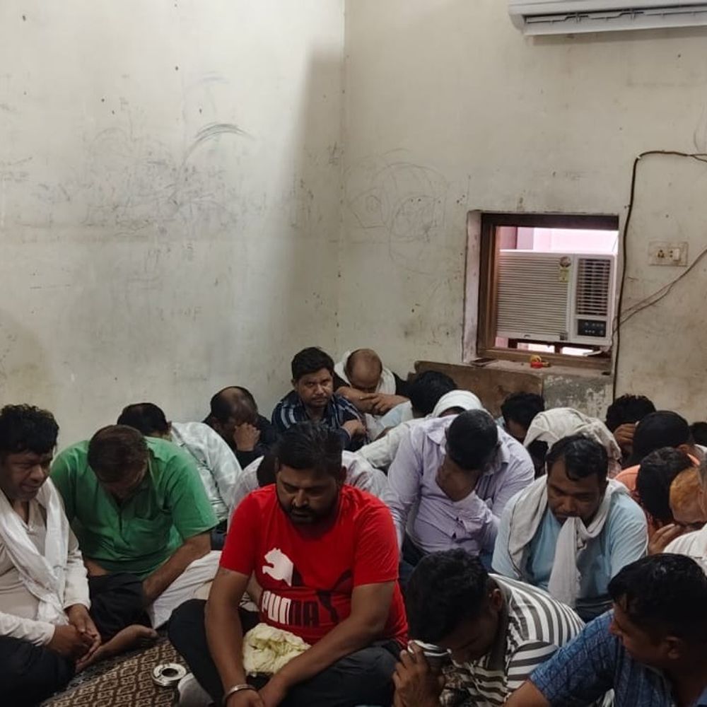 सिरसा पुलिस की जुए के अड्डे पर रेड:25 जुआरी गिरफ्तार; ₹5.71 लाख की नकदी और ताश के पत्ते बरामद