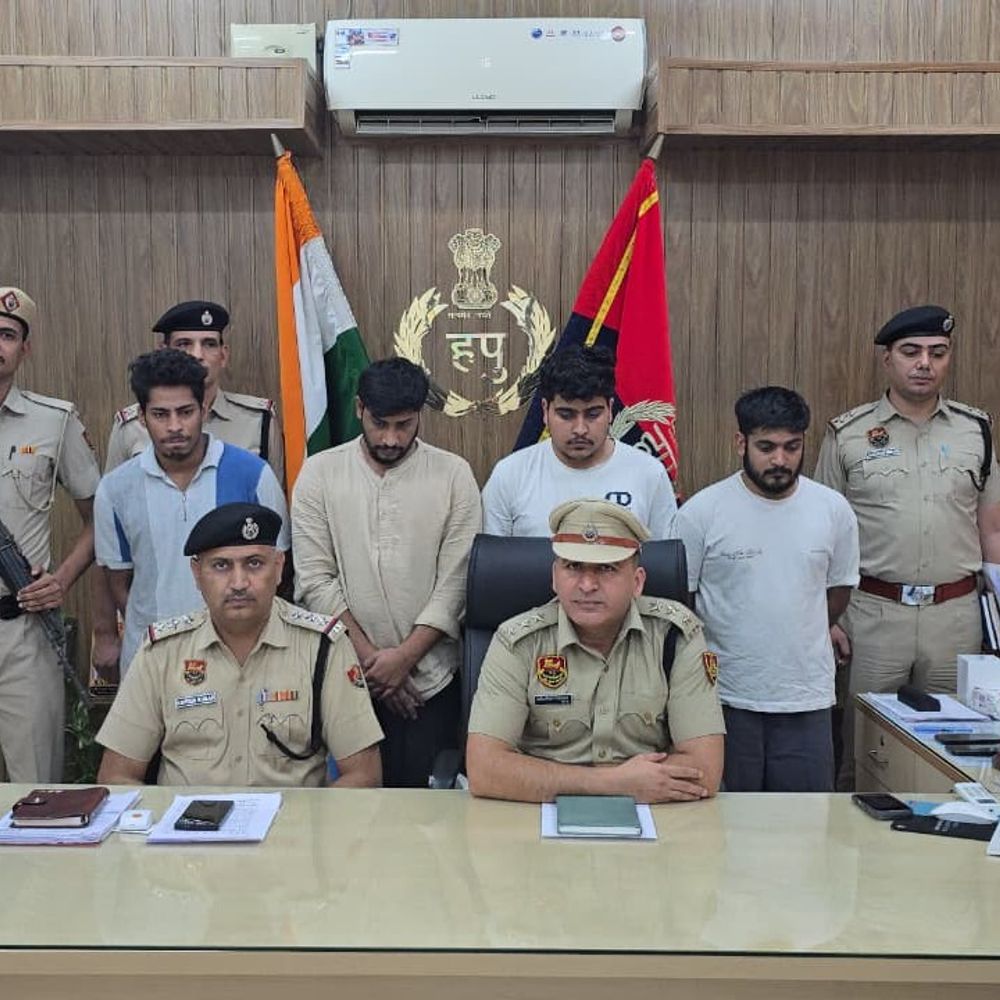 गुरुग्राम में ऑनलाइन सट्टा गैंग का पर्दाफाश:पुलिस ने रेड मारकर 4 आरोपी पकड़े; 14 मोबाइल-15 ATM समेत काफी सामान बरामद