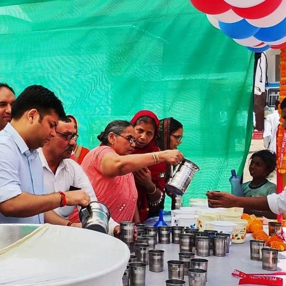 भिवानी DC साहिल गुप्ता ने पिलाया नींबू पानी:वॉटर स्टॉल का शुभारंभ किया, डीसी ने किया बस स्टैंड पर सुविधाओं का निरीक्षण