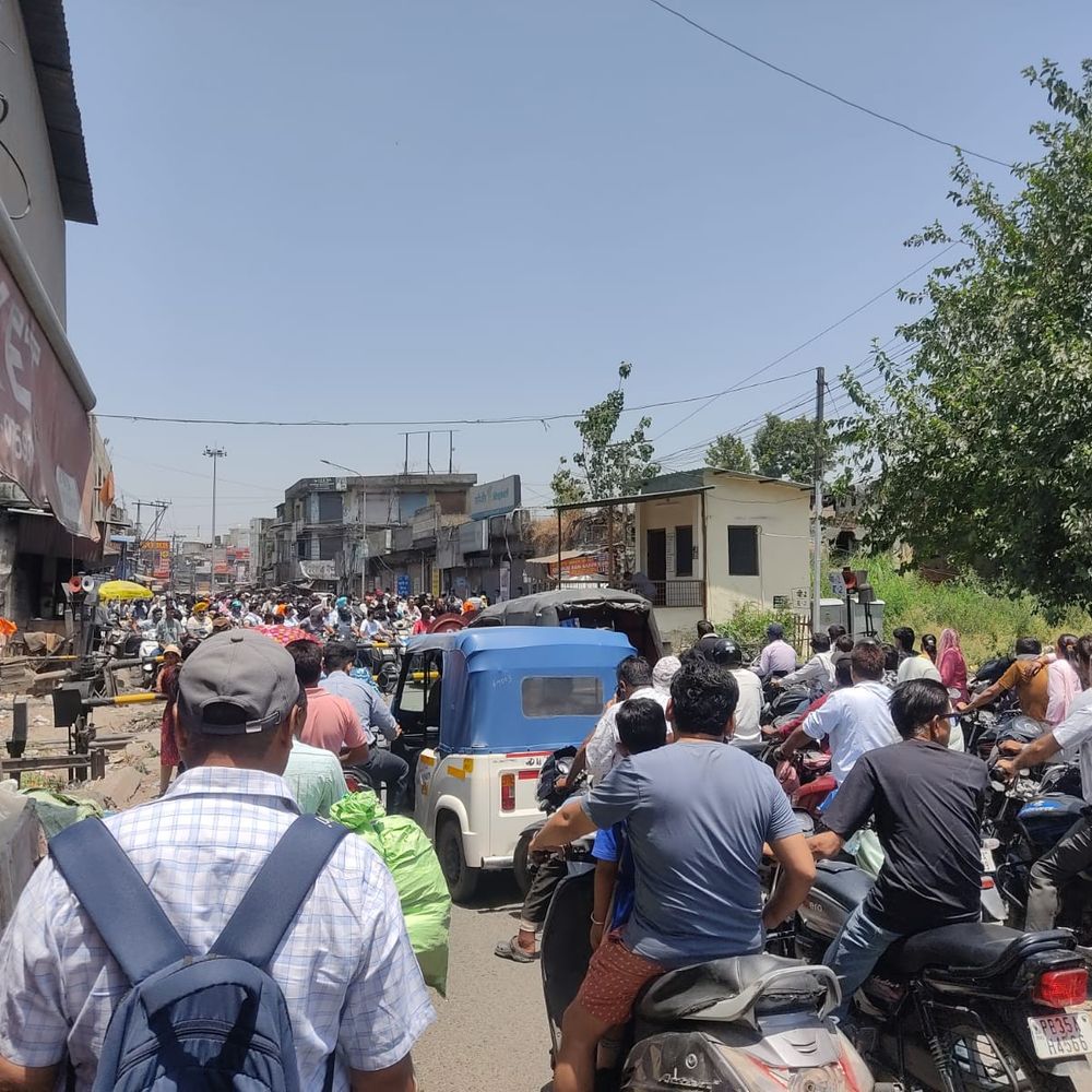 पठानकोट रेलवे फाटक पर खराबी से लगा जाम:4 घंटे बाद भी ट्रैफिक में फंसे वाहन चालक; दिन भर लोग होते रहे परेशान