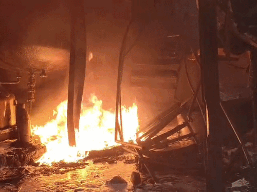 बहादुरगढ़ की दवा फैक्ट्री में लगी आग:कच्चा माल जलकर राख,करोड़ों के नुकसान की आशंका, कारणों को पता नहीं