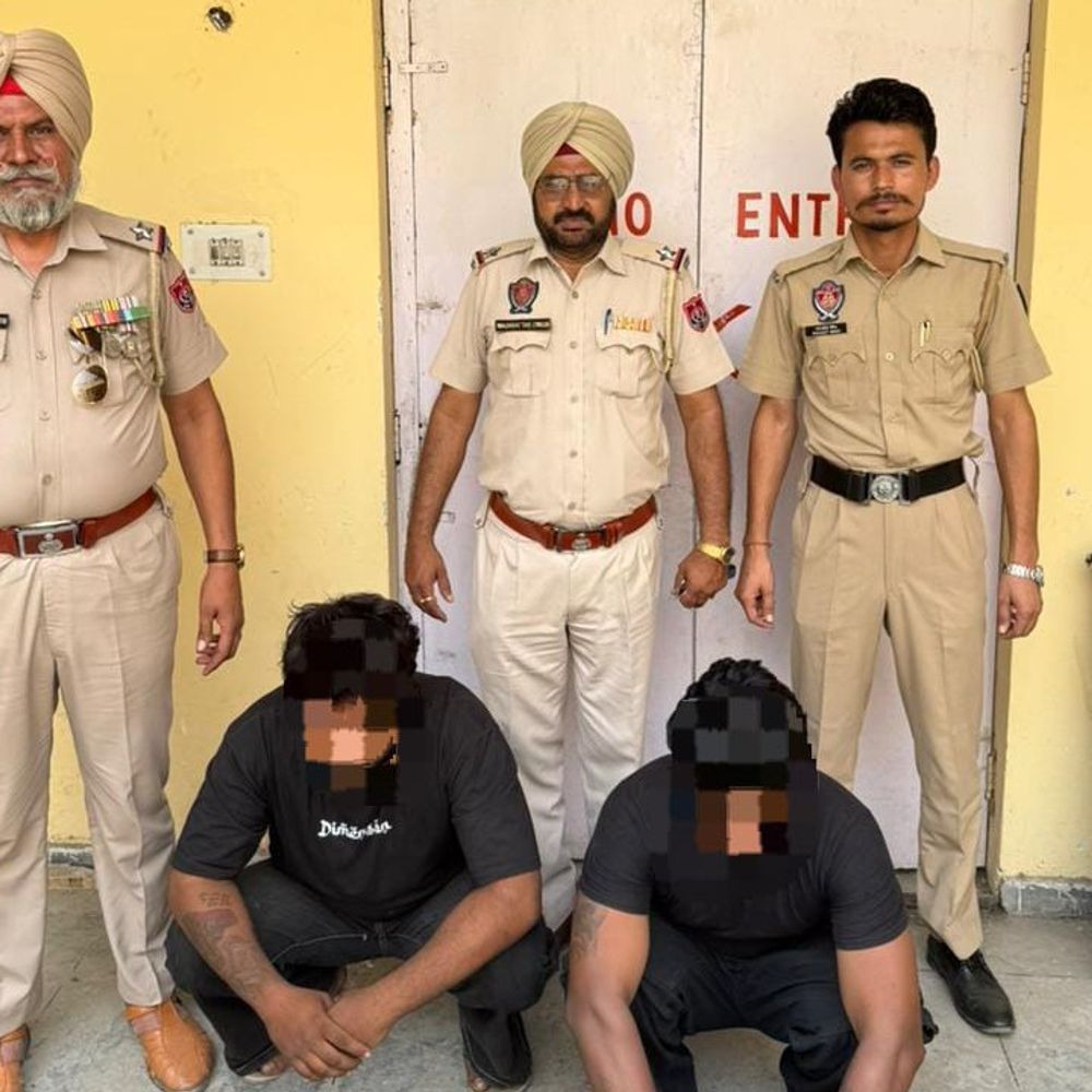 बस स्टैंड पर जेबकतरी करने वाले दो युवक काबू:मोगा पुलिस की कार्रवाई में तीन पर्स बरामद, पुराने मामलों की भी जांच