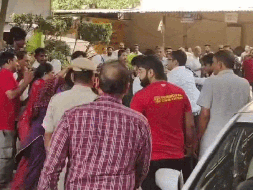 फरीदाबाद में लव मैरिज करने वाले जोड़े की पिटाई VIDEO:सुरक्षा मांगने पहुंचे थे कोर्ट, लड़की पक्ष ने घेरकर पीटा, पुलिस बोली- कोई शिकायत नहीं