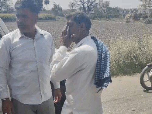 करनाल में चलती गाड़ी के आगे ब्रेक लगाकर हमला:बीच सड़क रोका वाहन, डंडों से हमला कर तोड़े शीशे, एक का हाथ टूटा, दूसरे की टांगों में फ्रैक्चर