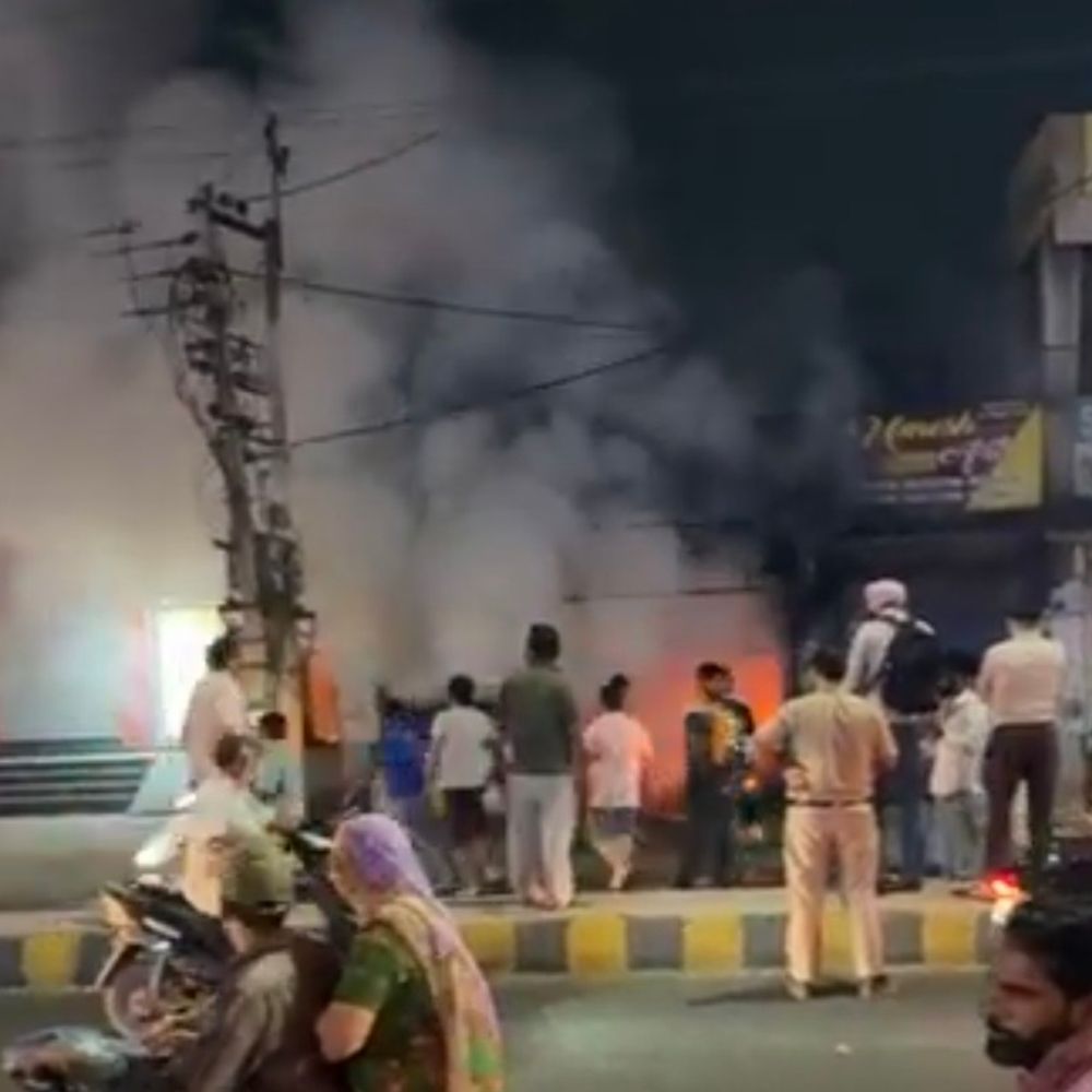 डबवाली में ऑटो सर्विस की दुकान में लगी आग:लाखों का सामान और वाहन जले; फायर ब्रिगेड ने पौने घंटे में पाया काबू