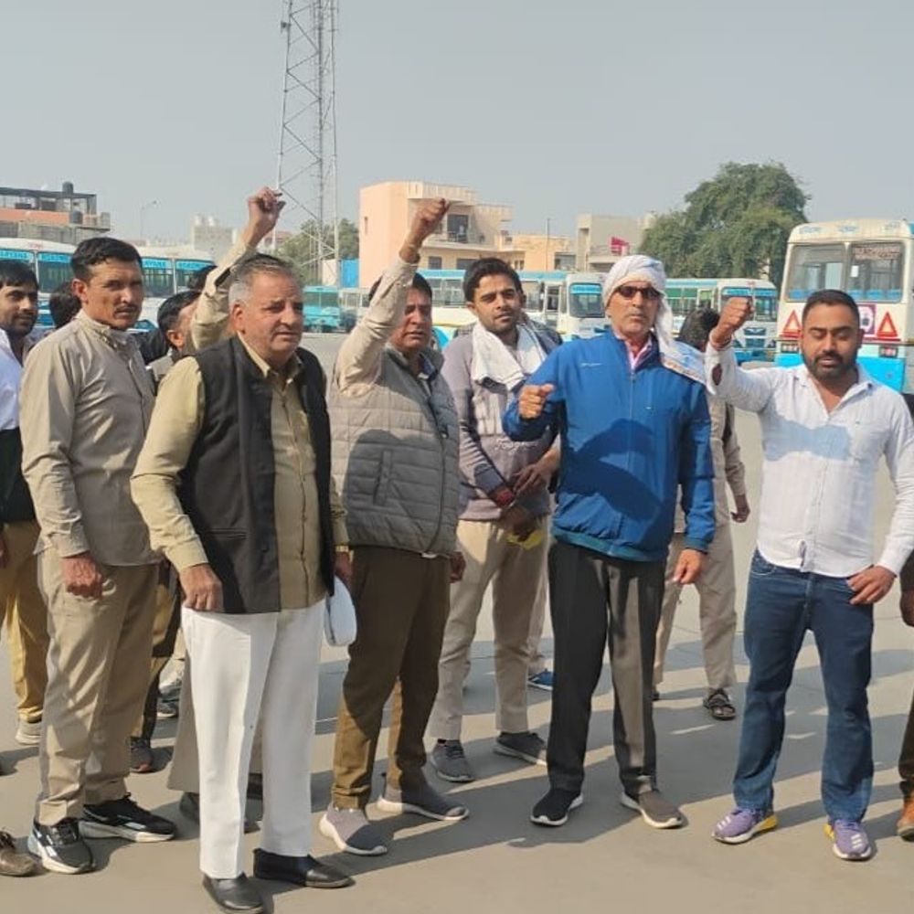 पलवल में रोडवेज कर्मचारियों का विरोध प्रदर्शन:बोले- 2023 से नहीं हुआ ओवरटाइम-भत्तों का भुगतान, 5 से सभी शहरों में आंदोलन की चेतावनी