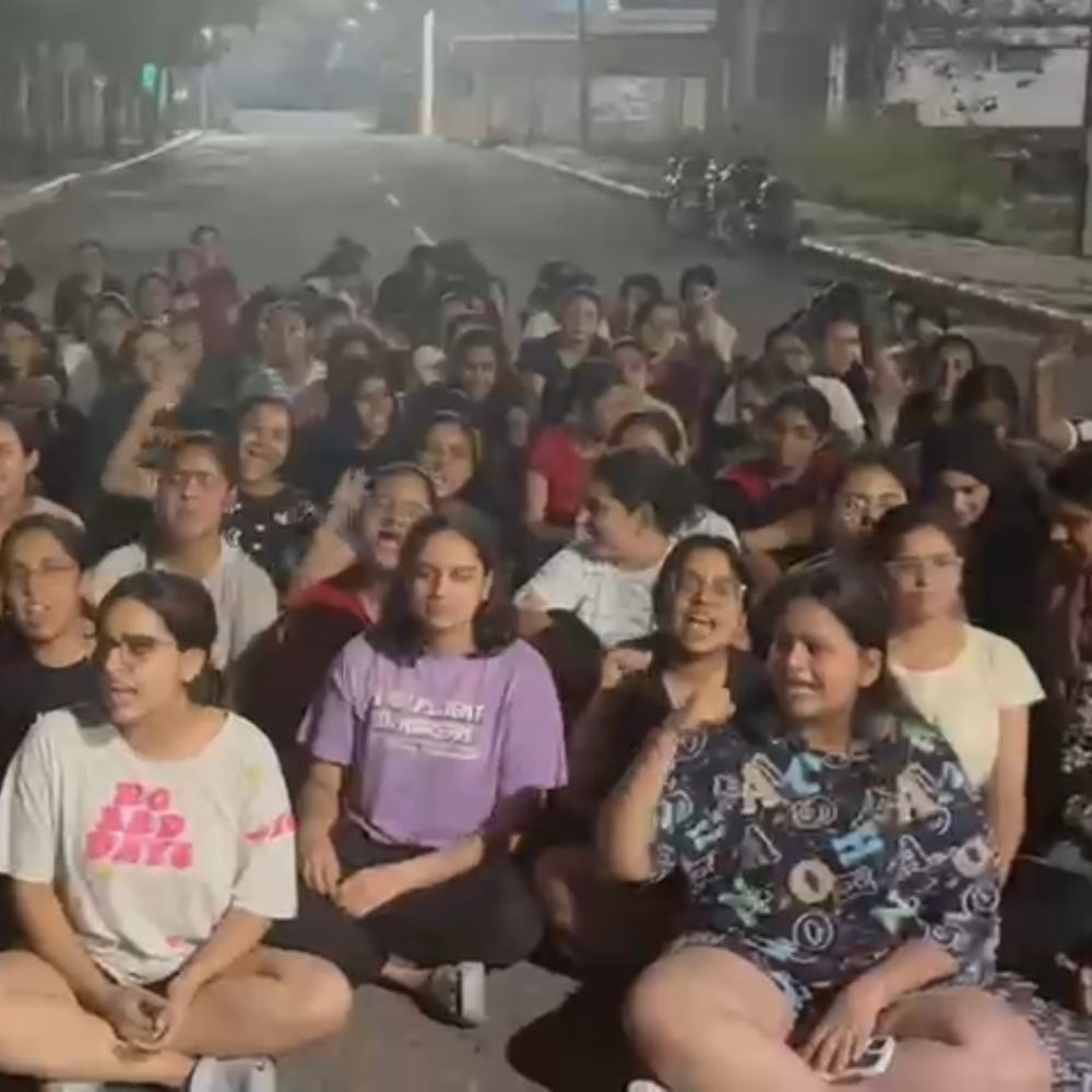फरीदाबाद में मेडिकल छात्रों का आधी रात को प्रदर्शन:बोले- OPD में मरीज नहीं, फैकल्टी गायब; 2022 बैच के स्टूडेंट्स का भविष्य दांव पर