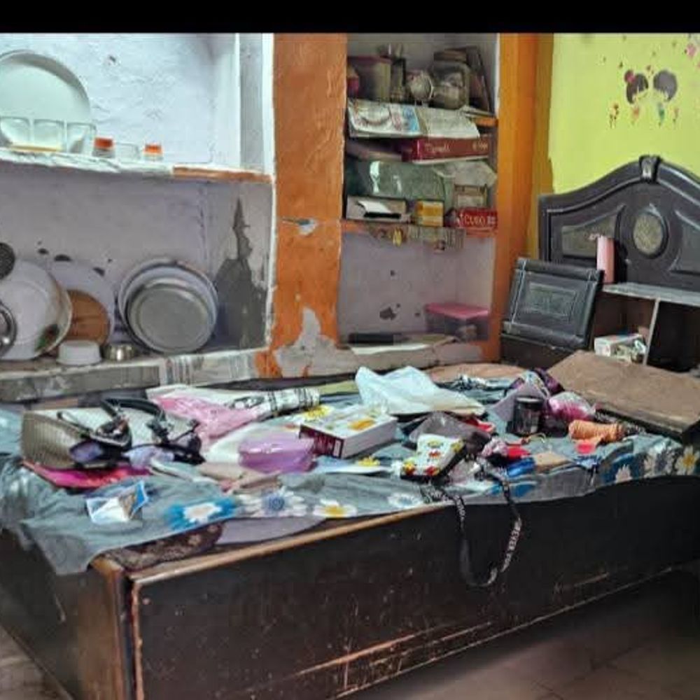 फरीदाबाद में घर में घुसकर लाखों की चोरी:खराब हुआ कूलर, मकान की छत पर सो रहा परिवार, डेढ़ लाख कैश- जेवर ले गए
