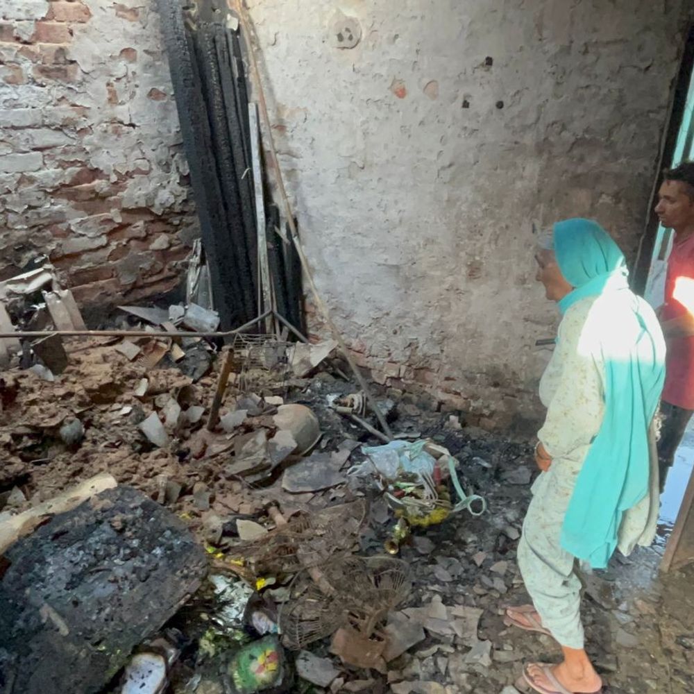 हांसी में आग लगने से घर की छत गिरी:सारा सामान जलकर राख, शॉर्ट सर्किट से हादसा; बच्चे समेत 2 महिलाएं सुरक्षित
