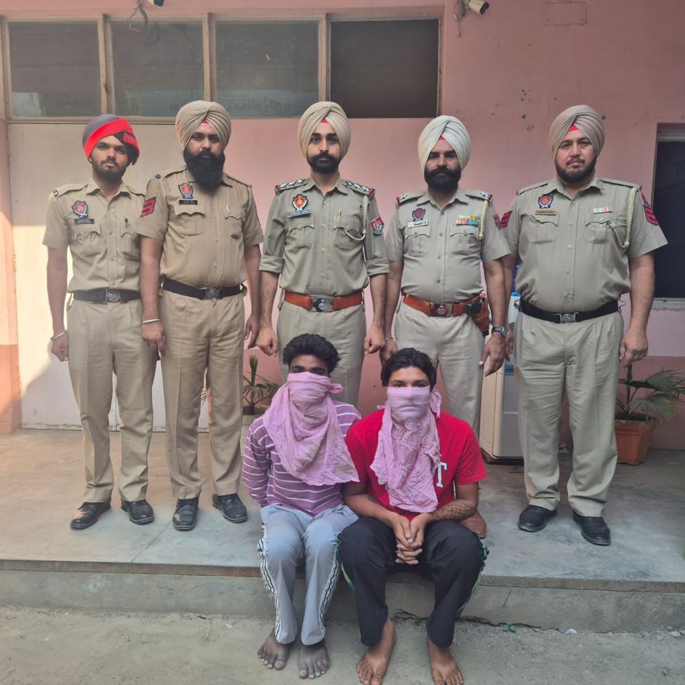 मोगा में 3 नशा तस्कर गिरफ्तार:छापेमारी में 18 बोतल अवैध शराब और हेरोइन बरामद, आरोपियों के खिलाफ केस दर्ज