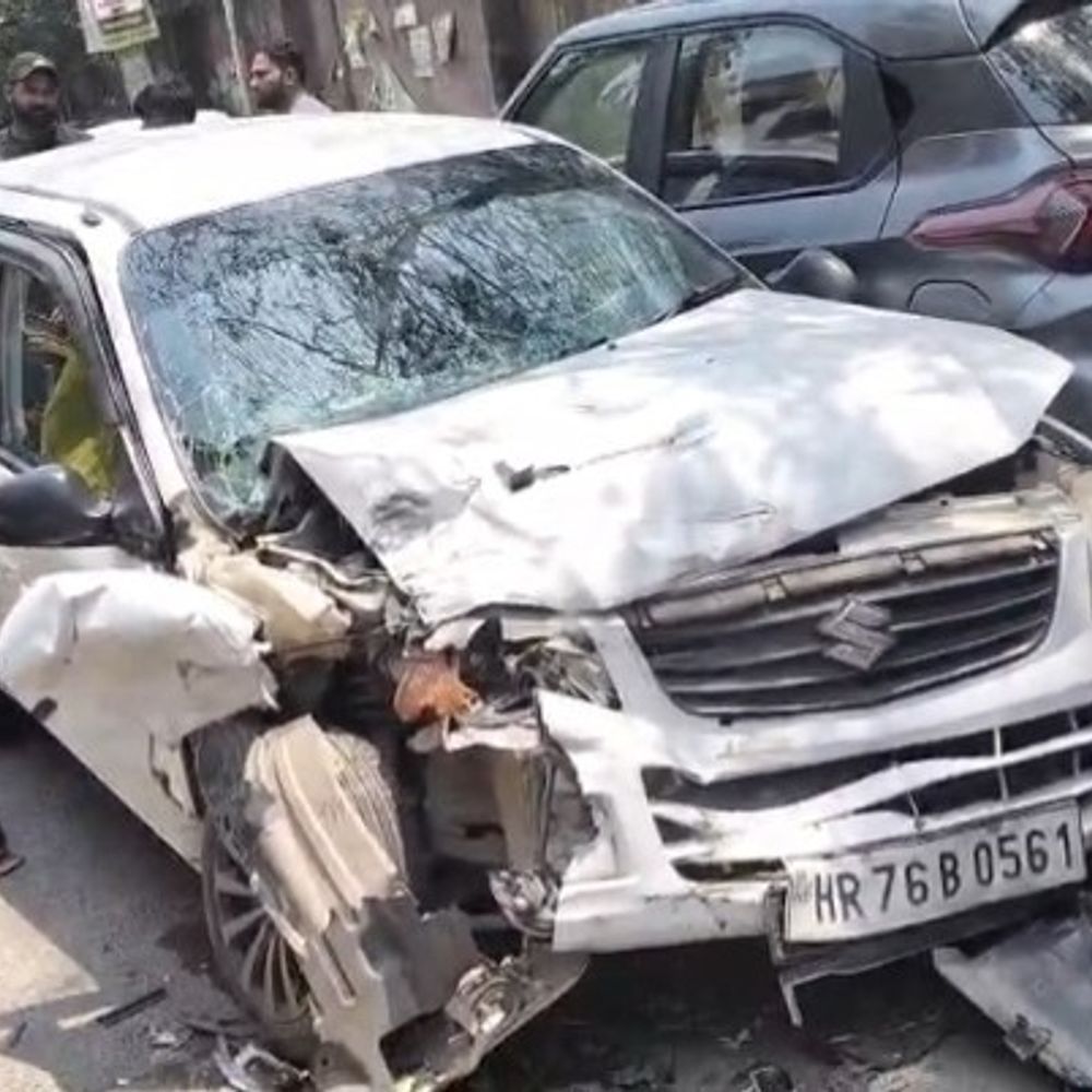 गुरुग्राम में तेज रफ्तार थार ने ऑल्टो को टक्कर मारी:दोनों गाड़ियां हुई क्षतिग्रस्त, हरियाणा पुलिस का स्टीकर लगा, नंबर प्लेट भी नहीं