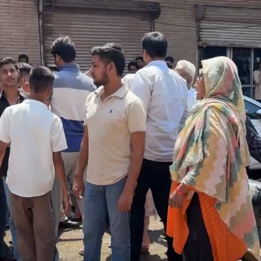 फरीदाबाद में पानी किल्लत से रोष, मटका फोड़ प्रदर्शन:एक माह से बना दिक्कत, रेनीवेल लाइनों की मरम्मत, जेई आश्वासन के बाद माने