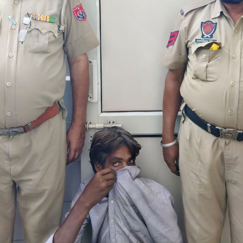 मोगा में दो सगे भाई समेत चार नशा तस्कर गिरफ्तार:पुलिस का नशे के विरुद्ध अभियान, भारी मात्रा में हेरोइन और नशीली गोलियां बरामद